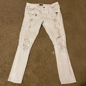 Distressed skinny jeans